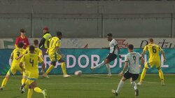 何から何まで完璧！神トラップからの爆速ドリブル→仕上げに余裕たっぷりの股抜きスルーパス！プレミアの名手が右サイドを完全支配した瞬間が「最高過ぎる」