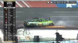 一体、何が！？ マシンが制御不能に陥り何度もスピン…衝撃アクシデントに驚きの声「押された？」「先にリアが滑ってた感」