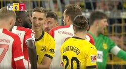 笑ってる場合じゃないだろ！DFは完全に騙された？ どこから来たのか不明レベルの忍者ムーブ→至近距離“豪快ヘディング弾”が叩き込まれる瞬間