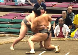 「取組中に気を失ってた」力士の真剣勝負で予期せぬアクシデント 強烈な張り手に土俵下でしばし動けず「ガクッときて心配」「威力恐るべし」