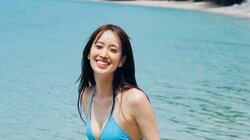 日向坂46佐々木久美、鮮やかなブルーの水着カットが解禁 1st写真集の第3弾先行カット