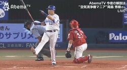 痛っ！ファウルボールが球審の鎖骨直撃･･･　一時中断も1分弱で再開させるプロ根性