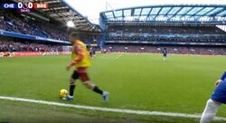 「アップ中にイエローって笑」ピッチ乱入で愚行を冒す決定的瞬間をカメラは見ていた！ブレントフォードFWが「無駄すぎて草」と話題