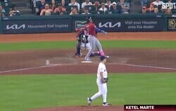 菊池雄星の“魔球”で打者崩壊「体壊れる」 全力フルスイング“空振り三振”でフラフラ…「お手上げ状態だな」