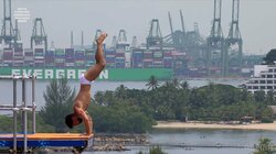 あわや大事故！9階の高さで逆立ち→腕がブルブルッ全身グラリ！優勝をかけた最終演技で緊張か…ハイダイビング決勝で背筋が凍った瞬間