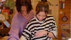 塩野瑛久、足立梨花を後ろから抱きしめ…超密着レクチャー！クレープ作りに足立は大照れ『私たち結婚しました2』第4話