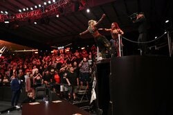 「危なすぎ」“仲良し美女タッグ”の悲しすぎる結末…中途半端な“高所テーブル葬”には賛否も「めっちゃ怖かっただろうな」