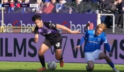 「なにすんの！」伊東純也、背後から“削られ”苦悶…「イエローだせ」「おいおい！」あわや捻挫の危険シーンにファン悲鳴