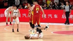 「何てことするんだ！」中国巨漢の“膝”が日本SGの下腹部直撃…「なんでファウル…」「ゾッとする」悶絶姿＆判定にファン騒然【バスケW杯予選】