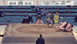 「息できなくなるやつ」「今の音はやばい」バタンと倒れた力士に“ヒヤリ”も…直後の姿に「おお…！」拍手喝采