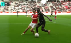 「フィジカル強っ！」中村敬斗、大型DFにデュエル勝利→急加速ドリブルでイエロー誘発「体の入れ方うまい」ファン称賛