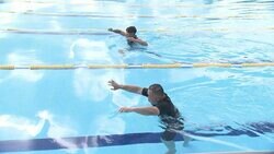 “水中かけっこ”で25年負けたことがない 体重105キロの48歳教員「俊足自慢を連れてこい」プロレスラー、サッカー、野球の元プロが挑戦