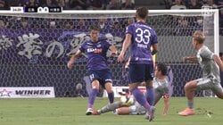 「これは赤やろ」FC東京MF、危険なアフタータックルもイエローカードでファン物議「流石にやりすぎ」足を抉ったスライディングに意見様々