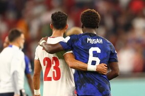 アメリカvs.イランの一戦、両国サポの交流に中東メディアが感嘆「国歌ではお互いにリスペクト」「ファン同士はセルフィ―を撮っていた」【W杯】