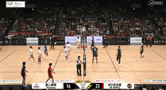 「すごい技を…」男子バレー、リベロが執念の“ゼロ角度”返球 アリーナ喝采 5枚目