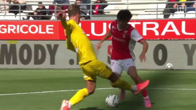 「2部のレベルじゃない」日本代表MFが“ひとり完結”の圧巻フィニッシュ「無双しとる」30mドリブル独走→相手2枚翻弄の連続キックフェイント 3枚目