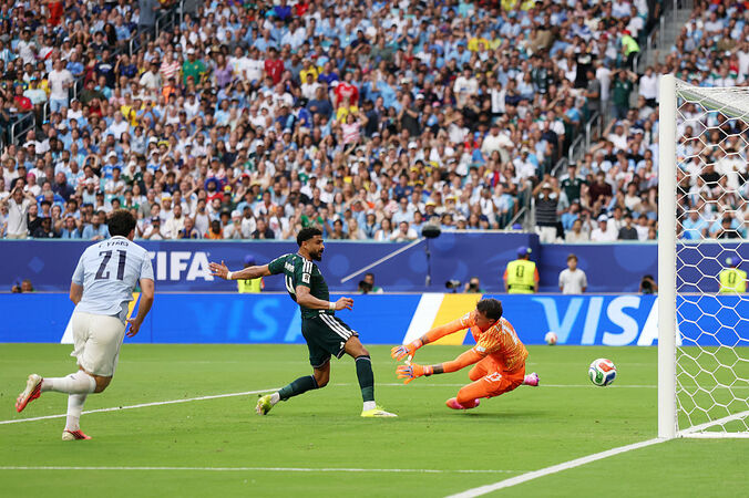 W杯5大会連続出場のレジェンドGKがまさか！痛恨ミス→失点「あれキャッチできないか」強豪ウルグアイ守護神、呆然と立ち尽くす 2枚目