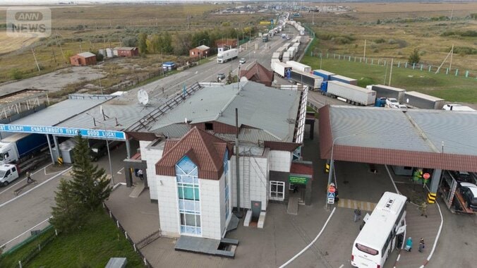 カザフスタンとロシアの国境で渋滞するトラック（提供：カザフスタン運輸省）