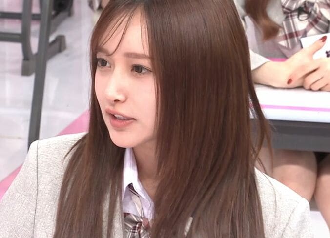 【写真・画像】人気女性芸人、金髪＆胸元がほぼ露出している衣装姿に衝撃！乳首は「ガムテープで隠しました」　1枚目