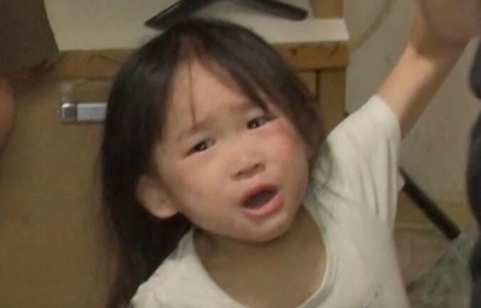 【写真・画像】“1男8女のシンママ大家族”おしめ姿で駄々をこねる6女（4歳）に、父親代わりの長女（15歳）が愛の鞭　1枚目