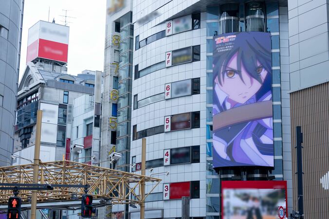 【写真・画像】10月4日（土）放送開始のアニメ『補助魔法』より、「ラスティングピリオド」がデジタルサイネージで渋谷に降臨！声優陣、アーティストからの直筆コメントも公開　2枚目