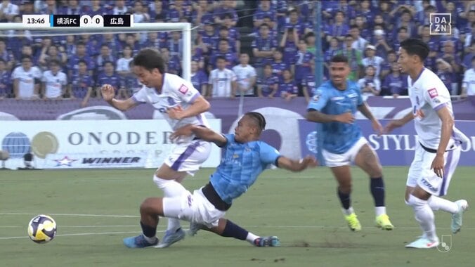 「今のミスきついね」ファン落胆…DF2人の連続エラーで相手FWにアシスト→痛恨失点の瞬間「水撒いてる影響？」 2枚目