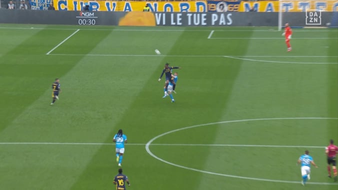 鈴木のフィードをエルフェージュが競り勝って決定機にに