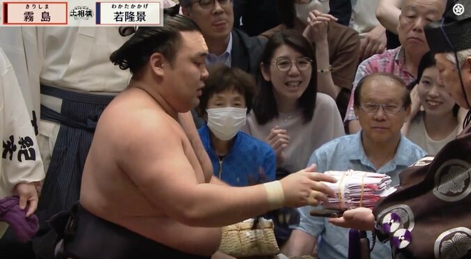 「今日最多49本の懸賞金は…」実況アナも思わず伝えた圧巻光景 霧島が手にした“分厚い束”にファン騒然「凄い量だな」 3枚目
