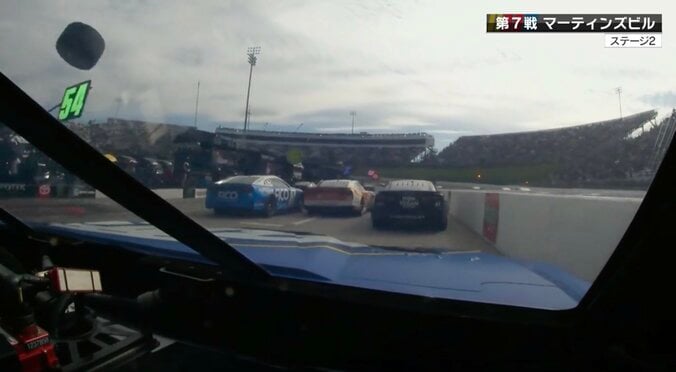 「まさに空飛ぶタイヤ」ピットレーンで目を疑う光景　放送席も驚き隠せず「あ、転がってる！」「これ相当危険ですよね」 4枚目