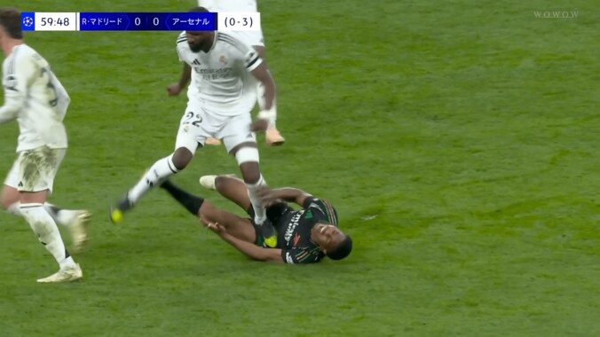 批判殺到！リュディガーの“突き飛ばし→お腹踏みつけ暴力”にファン激怒「酷すぎる」「わざとに見える…」「退場だろ」まさかのノーファウル判定も物議 4枚目
