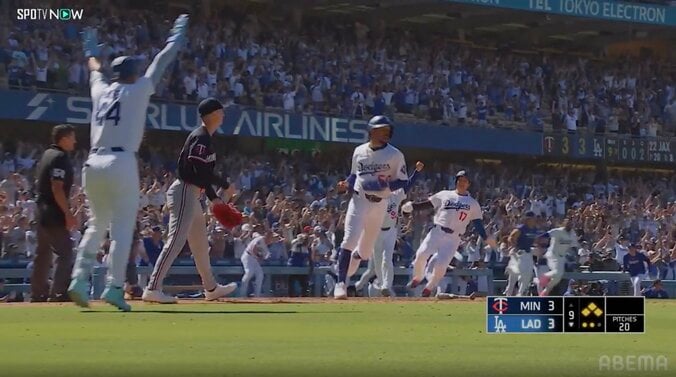 【写真・画像】大谷翔平の特大134m弾に相手捕手はマスク脱ぎ“呆然” 片膝立ちで5秒以上“微動だにせず”…ただ打球を見つめる　1枚目