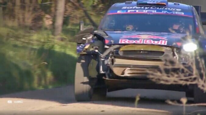 信じられない！世界最速ラリー車が柵に激突→“バンパー丸ごと”脱落 チーム公式Xも「危なかった」それでも走る衝撃光景 4枚目
