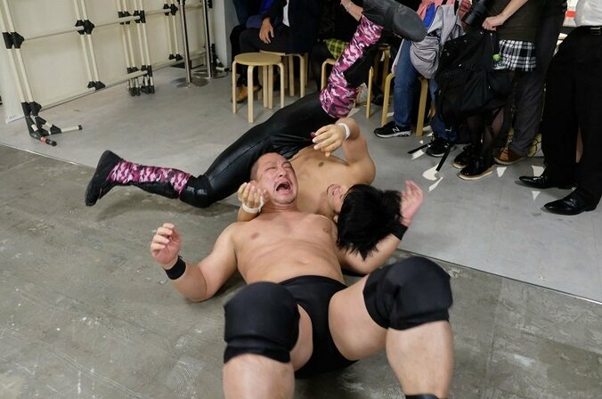 終わらない抗争の行方は！？DDTファン公開会見で「記者会見プロレス」勃発 1枚目