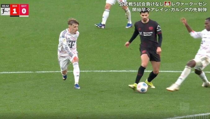 「退場しかないだろ！」バイエルンFW、超危険タックルで“まさかの結末”「エグい曲がり方」足首グニャリ…衝撃の一発退場にファン騒然「恐怖映像やん」 3枚目