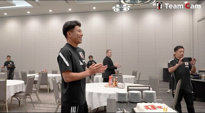 「歌が上手い！」日本代表FWの“サプライズ誕生日お祝い”が話題「盛り上げ方が上手」「憩いの場って大事」パリ五輪世代にファンほっこり 3枚目