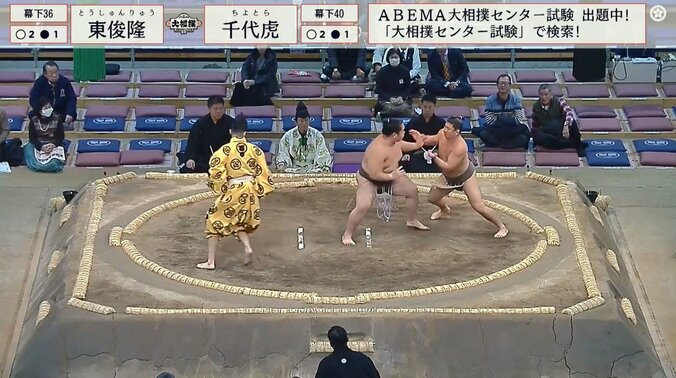 「俊敏な人」縦横無尽！土俵上を動き回る大忙しの展開に「これは行司さん大変」「トムとジェリーみたいな」驚きの声 1枚目