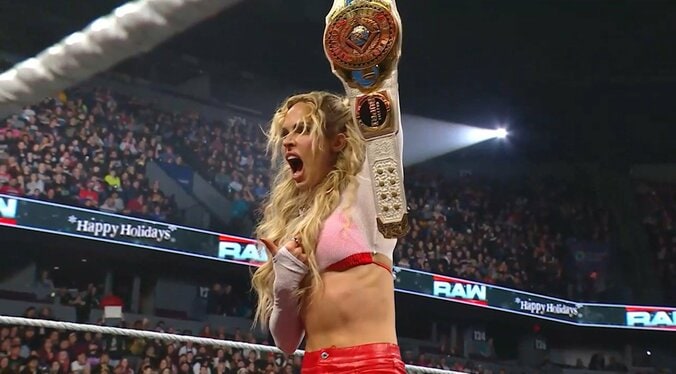 「王者は私だ」とベルトを掲げるマキシン