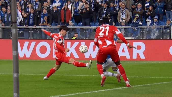 「ありえない判定だ！」日本代表MFが“誤審”の被害？ハンド＆チャレンジをめぐって指揮官が激怒した瞬間 3枚目