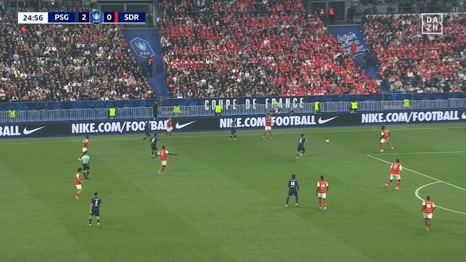 「伊東だけが通用してるな」伊東純也、PSGの“2人がかり鬼プレス”をかわす圧巻“8秒”ボールキープが話題「ボール奪われないのすごい」 5枚目