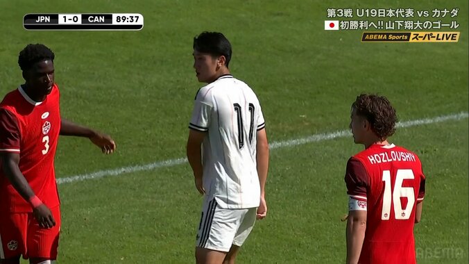 U-19日本代表戦で小競り合い勃発→主審が慌てて仲裁 18歳新鋭FWの“強気な振る舞い”にファン反応「気持ち入ってるな」 4枚目
