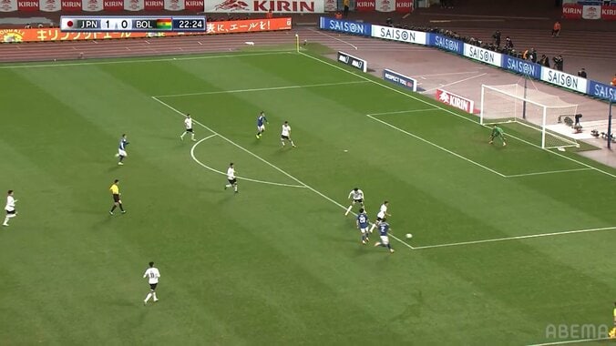 「背中に目が付いてる！？」久保建英の“神ノールックパス”にファン衝撃「足元の動きと真逆にボールが」「視線はまったく別の方向なのに…」 5枚目