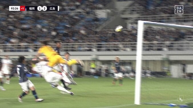 「身体能力おばけ」サニブラウン実弟・ハナンのJデビュー弾が話題「鳥肌過ぎる」“打点高過ぎ”のジャンピングヘッドで日本代表GKに競り勝った瞬間 4枚目