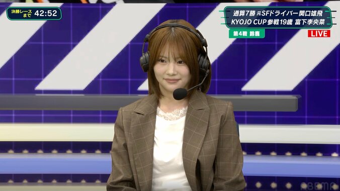 私服姿でゲストとして登場した富下。やや緊張する様子も