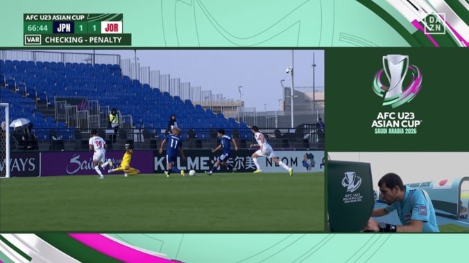 「さすがに中東の笛」「仕方ないかな」日本代表の“PK取り消し”で意見真っ二つ！「VARが謎に遠い映像」「ボールにチャレンジしてる」SNS騒然【U23アジアカップ】 5枚目
