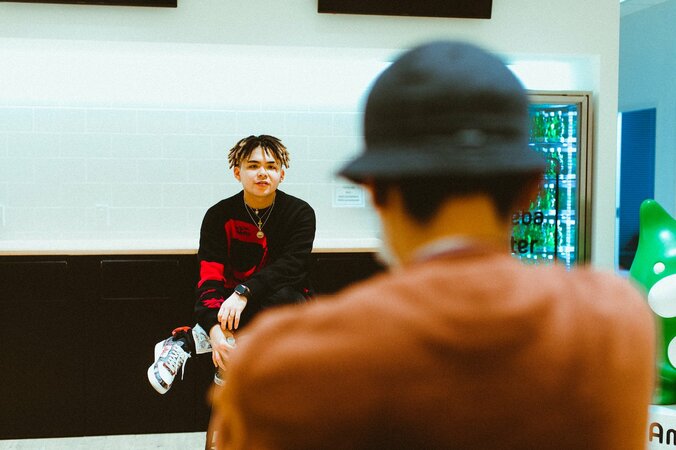 Leon Fanourakis「アルバム全体にポジティブなメッセージを込めた」新たな一面 4枚目