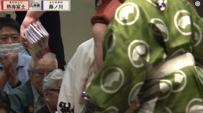 熱海富士、懸賞を前に“オッ”表情が一変 目を見開く “ホクホク”顔に「“オッ”て顔した」「懸賞ホクホクかわいい」 5枚目
