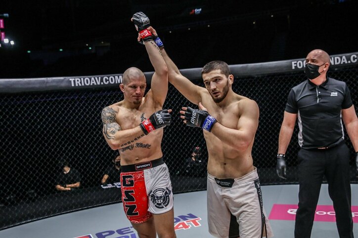 “強すぎる”新人が元王者から瞬殺タップ! 戦慄の“フェイスロック”葬に「どうしてこんなことに…」波紋広がる