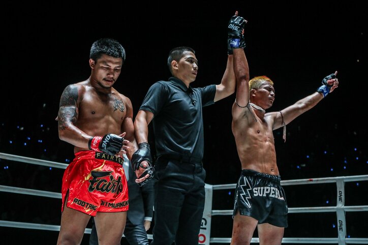 ロッタン、戦慄の“縦ヒジ”で大流血に追い込むも…体重超過のスーパーレックに判定負け「これはさすがに可哀想」同情の声も 武尊観戦も“予期せぬ”敗戦に肩を落とす