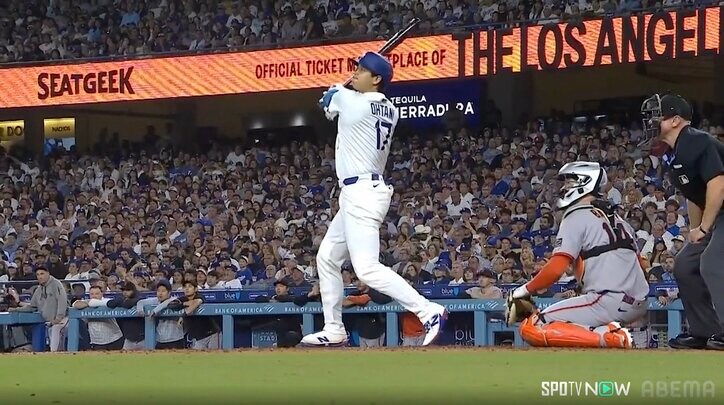 【写真・画像】大谷翔平とカーショーが「マジでエモい」 劇的逆転3ラン直後、ベンチで抱き合う光景に「真のヒーロー」「最高だ」称賛やまず　1枚目