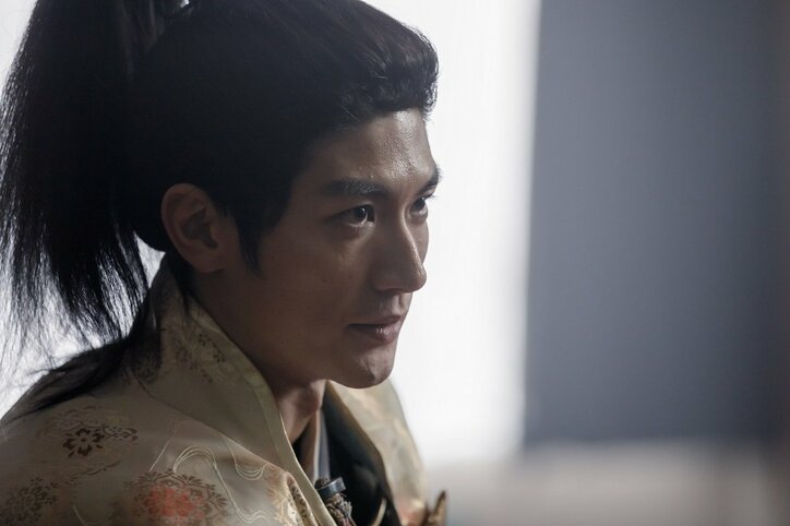 新田真剣佑、鈴木伸之、渡邊圭祐らの個性溢れるユニフォーム×鎧姿『ブレイブ ‐群青戦記-』場面写真